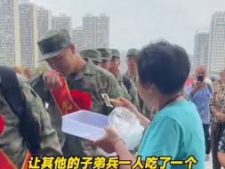 Télécharger la video: 奶奶煮66个饺子，在高铁站外挨个投喂参军小伙，“奶奶晚了几分钟，没来得及喂自己孙子” #上车饺子下车面   #参军入伍  #奶奶