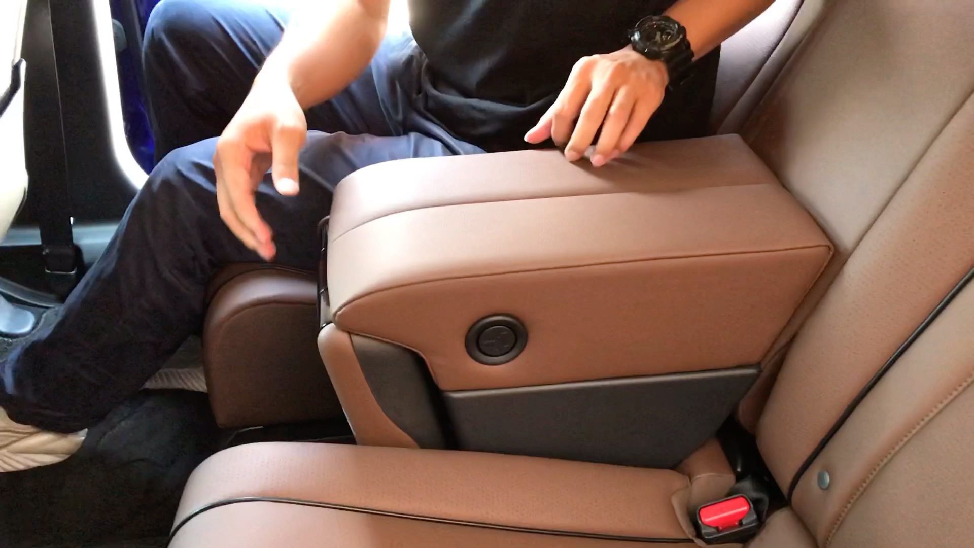 汽车的后排座椅中央扶手应该这样设计,舒服且实用