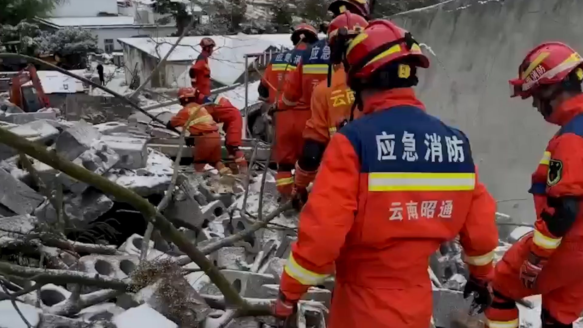 云南镇雄县山体滑坡初步核实18户47人被埋 救援现场曝光哔哩哔哩bilibili