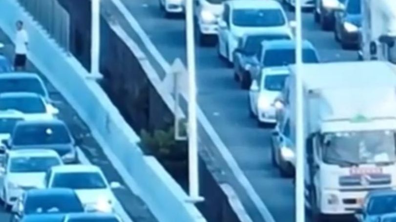 国庆期间，深圳一车主高速遇堵车，心存侥幸两次占用应急车道，被抓拍后罚款6000元、驾照记12分。车主现身讲述自身经历，提醒广大司机，应急车道