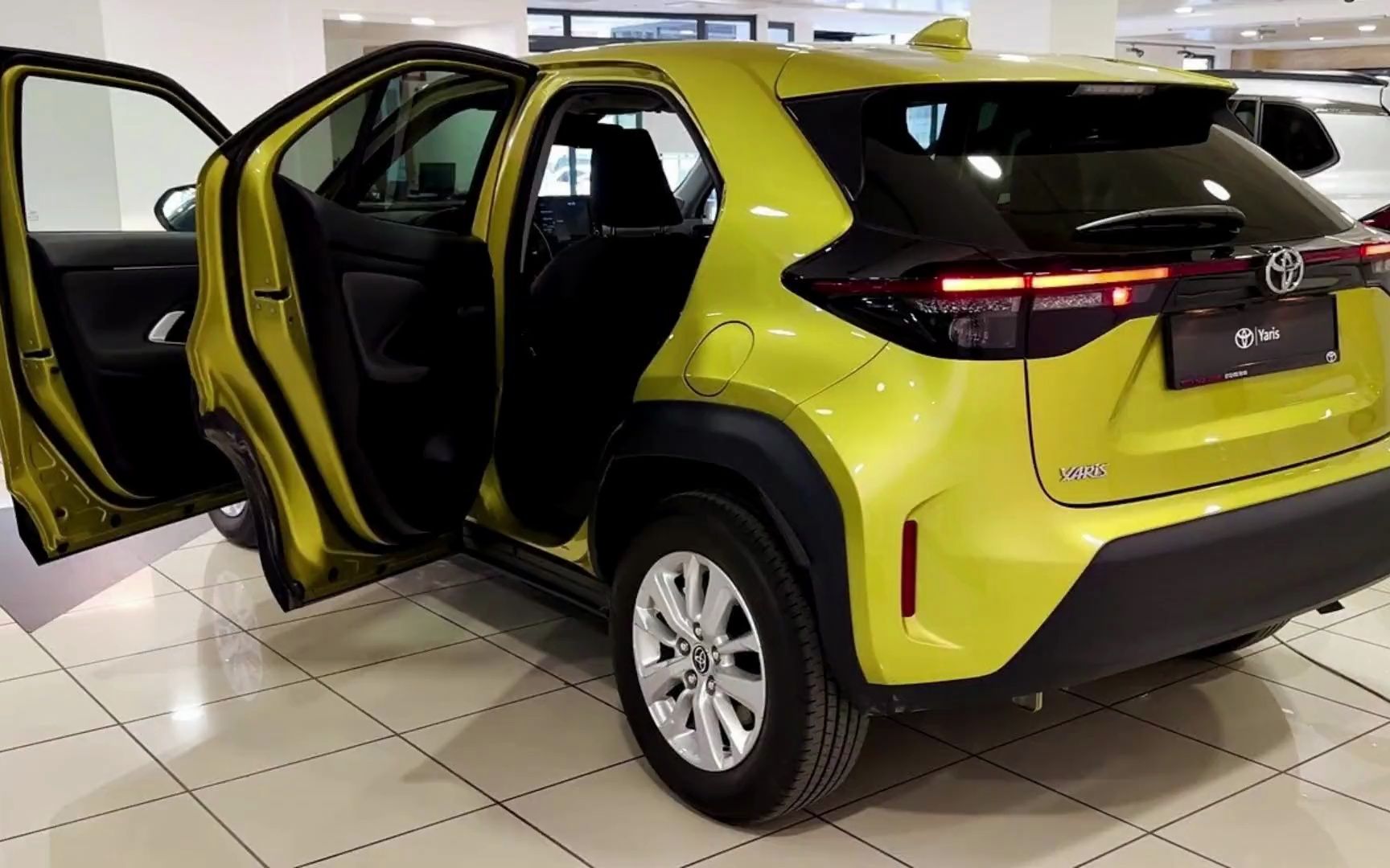 9万!2023款雅力士cross换装登场,搭1.5l混动系统 cvt