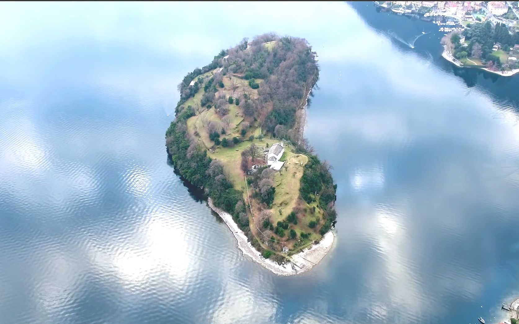 科莫湖和湖边市镇,湖中小岛航拍 湖面云倒影