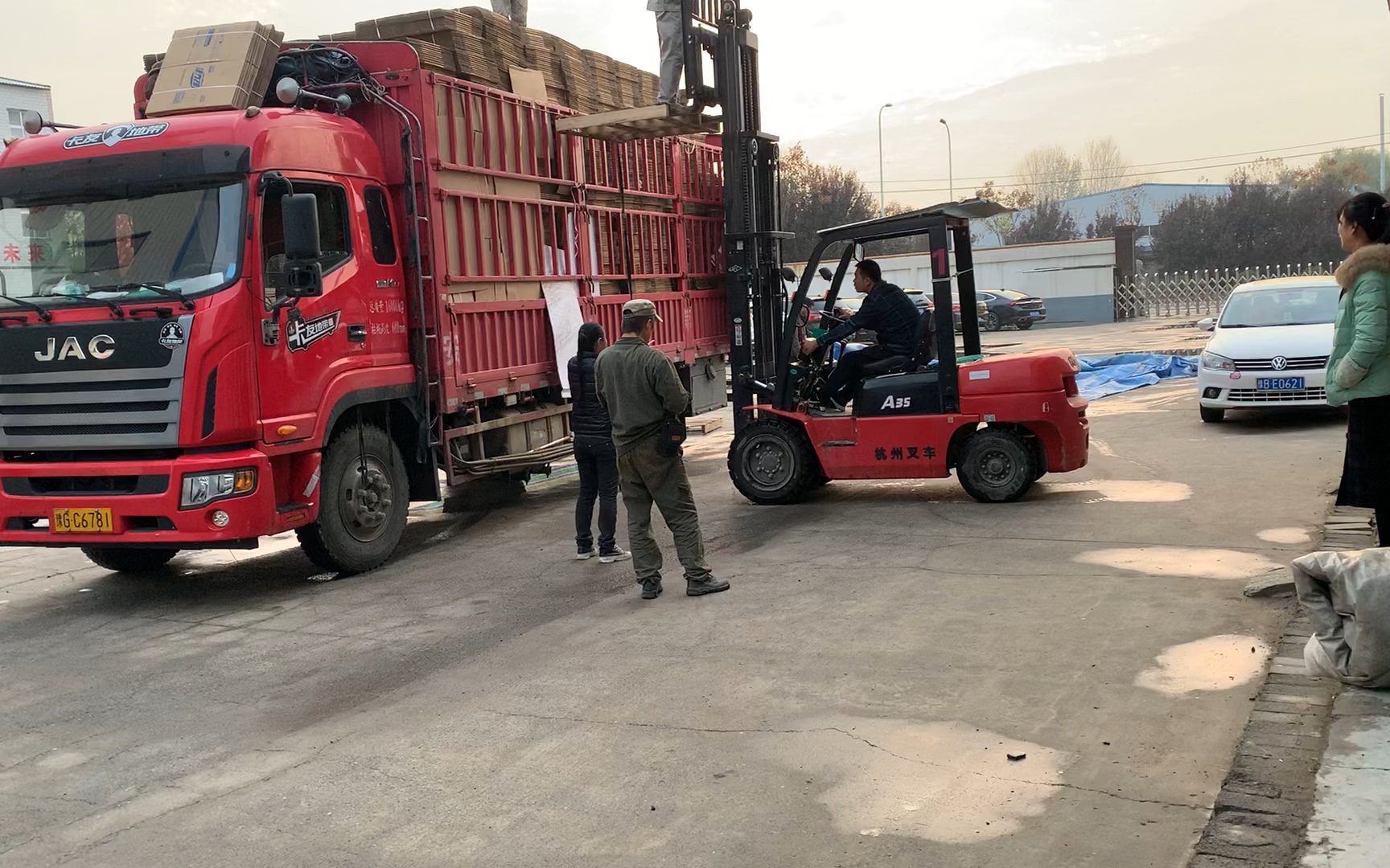 辛苦打工人装卸一小车纸箱