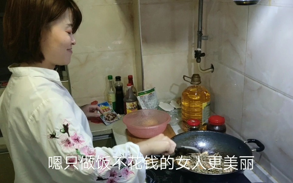 小伙来单身女同事小黄妹家吃晚饭,忍不住多喝两杯酒,会发生什么样的