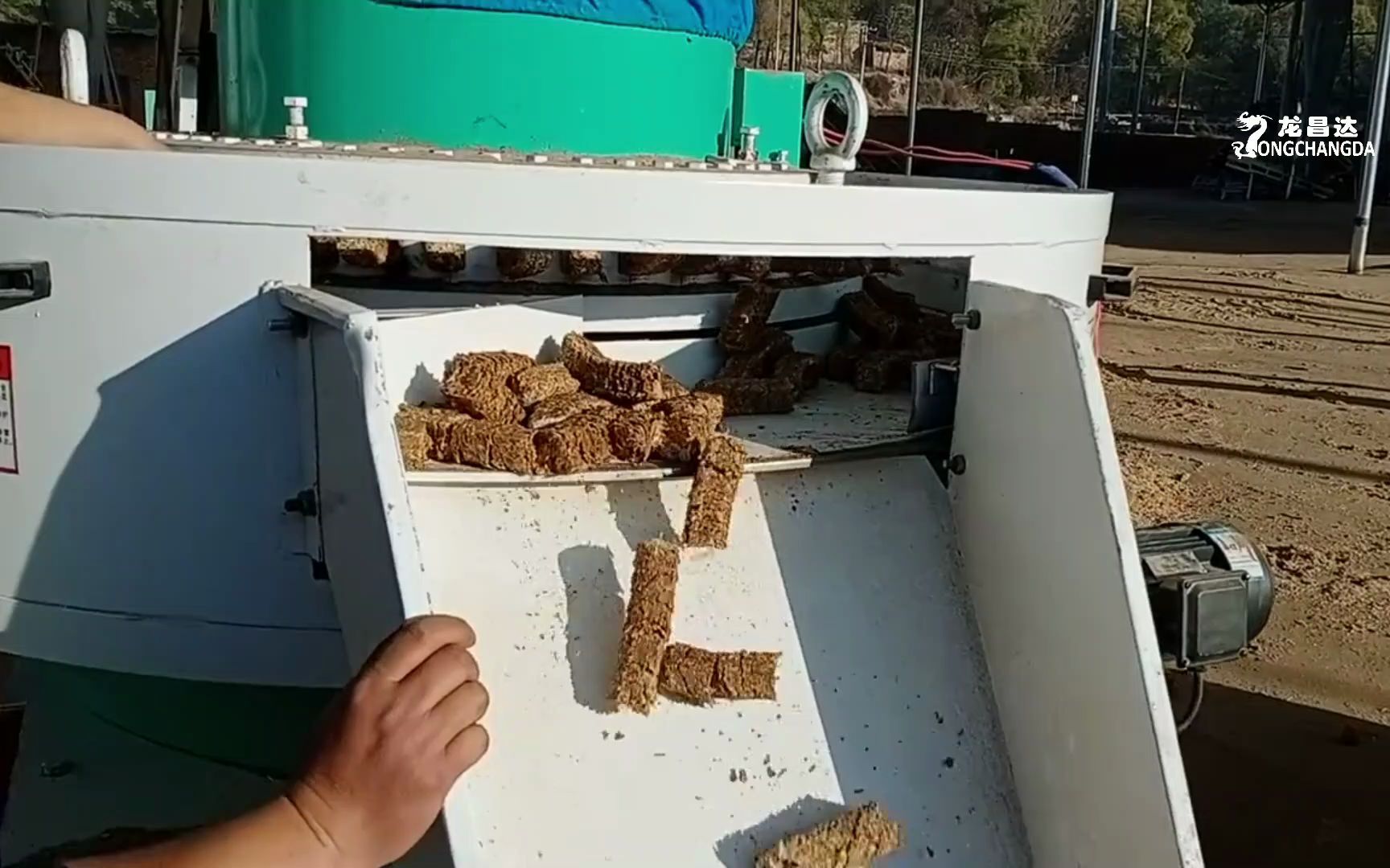 花生壳秸秆药渣菌渣棉花杆废木材用生物质压块机挤压出环保成型燃料