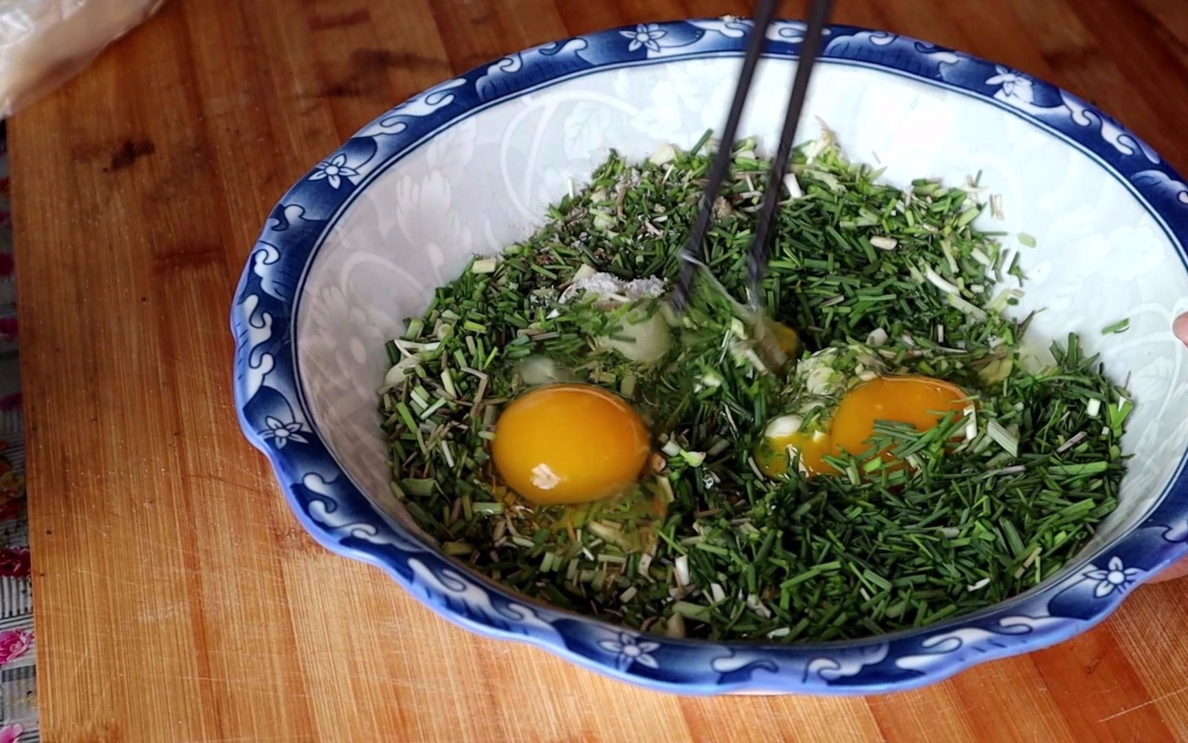 新鲜的野菜下来了,用野蒜玉米面做了好吃的野蒜菜饼,好吃减肥