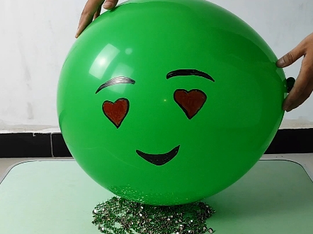 扎气球实验,为什么第二个绿色气球没有破呢