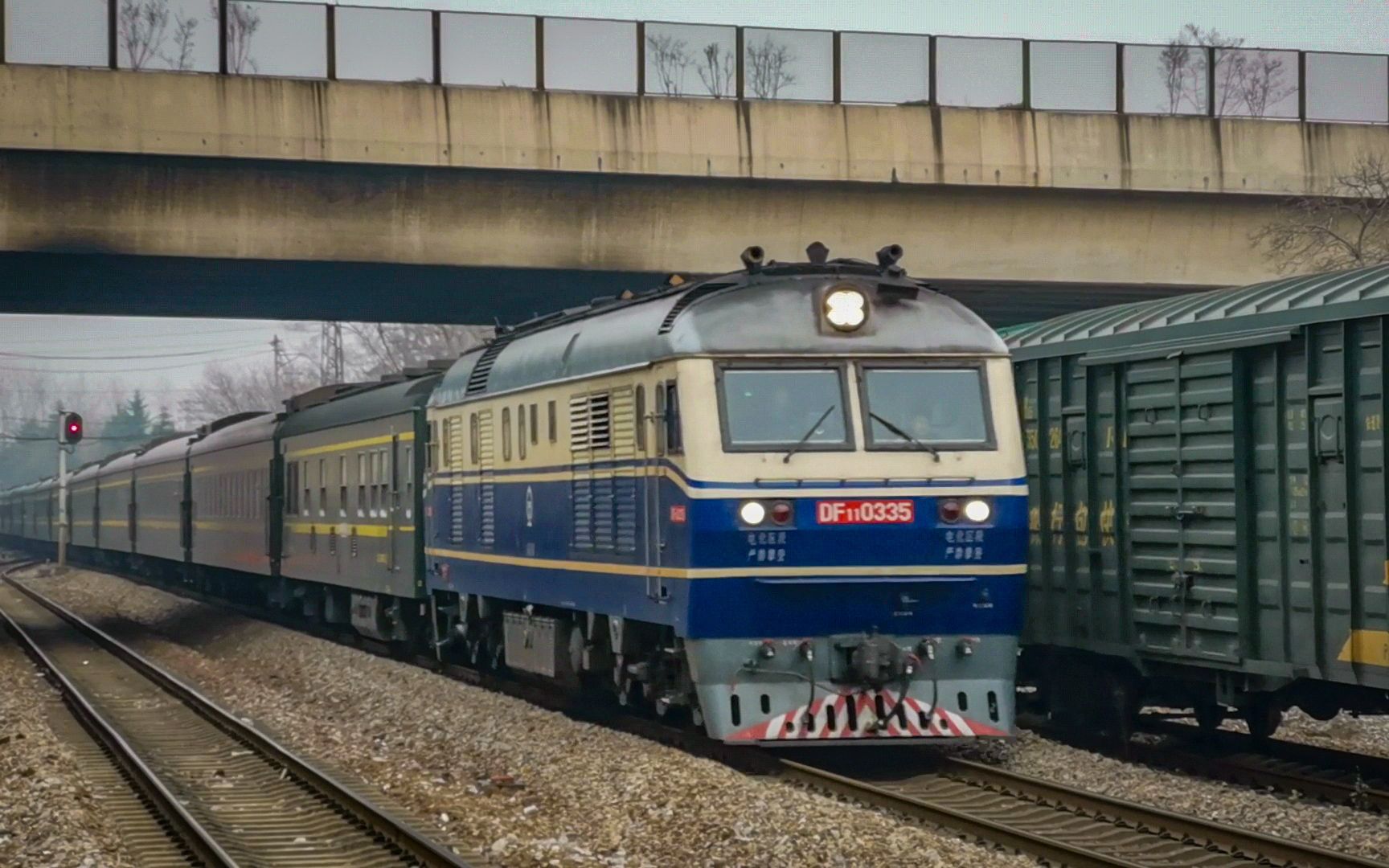 上局合段df11内燃机车0335号机牵引上海——成都k1157次列车下行通过