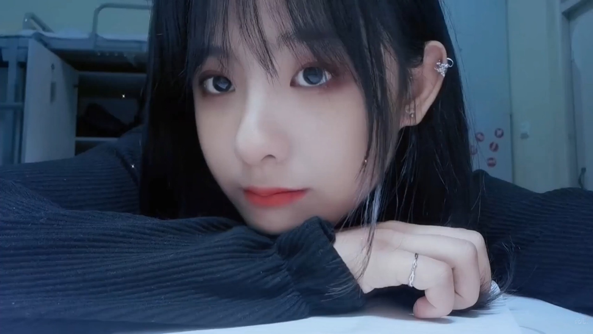 调皮可爱小姐姐美女壁纸图片