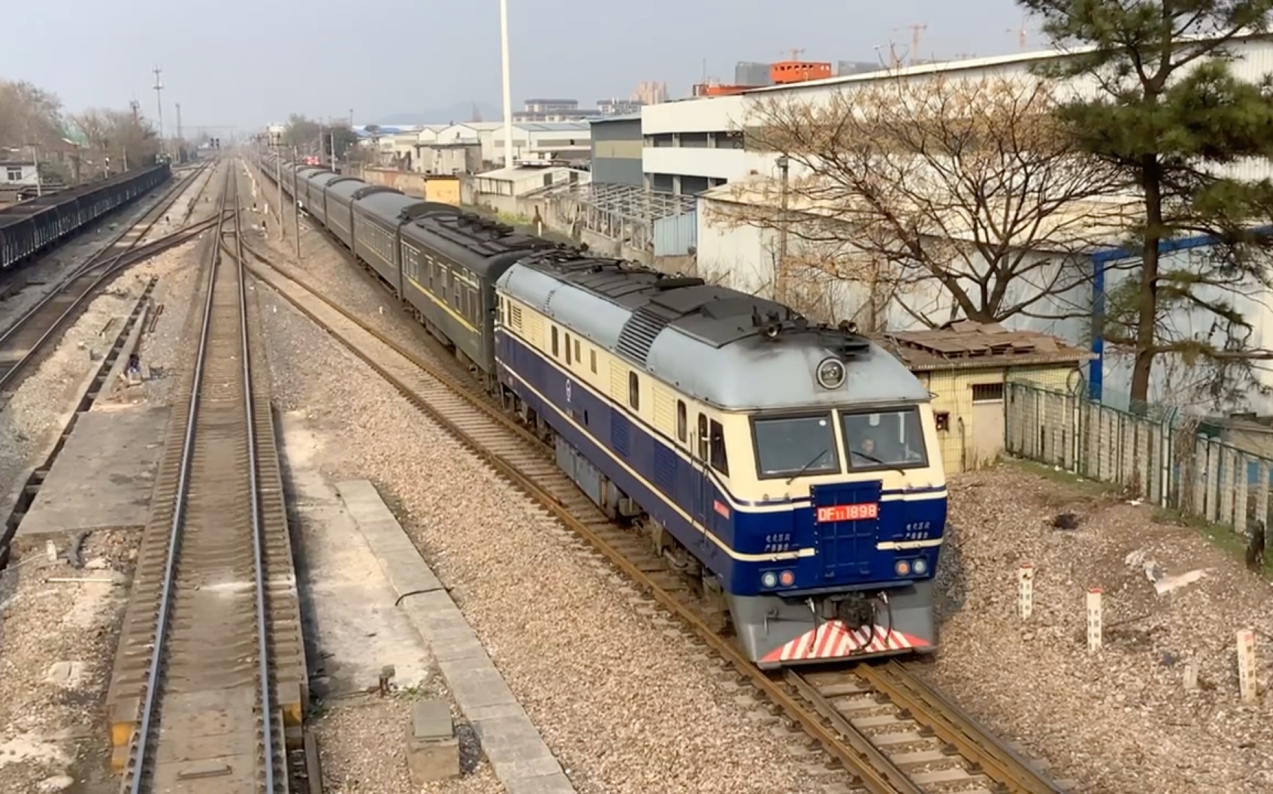 df11-1898牵引t237进入马鞍山站