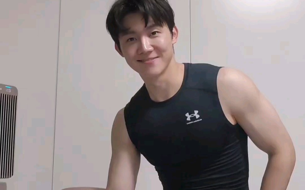 薄肌帅哥大pk,你选白皮奶受还是黑皮韩式帅哥