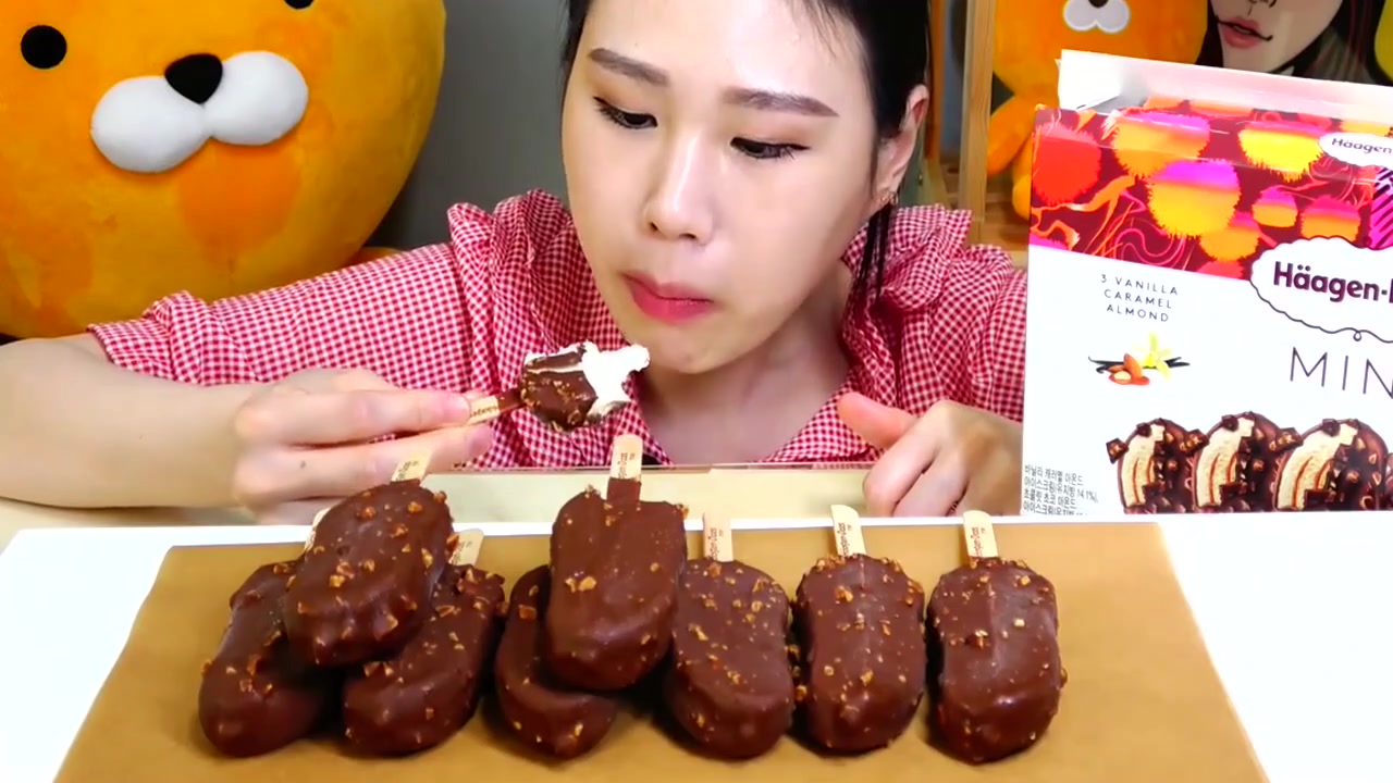 吃播:韩国大胃王小妹吃巧克力雪糕,脆皮巧克力雪糕很美味