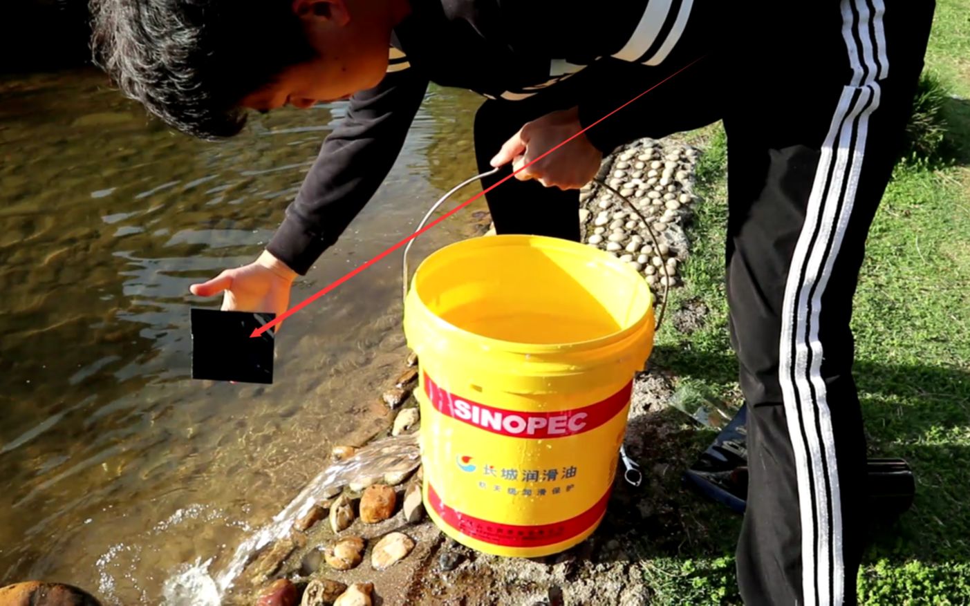 开箱测评美国强力胶布,往漏水口一贴,水就止住了哔哩哔哩bilibili