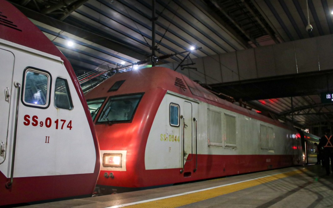 z155复开,ss9g0174送0044作为今天晚上的z156出发机,酒王担当哈泰神车