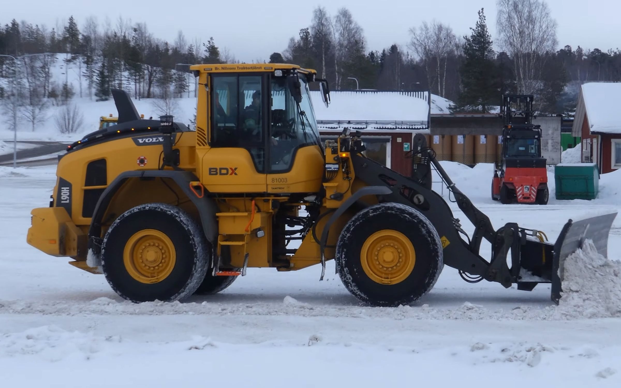 沃尔沃l90h装载机除雪作业4k