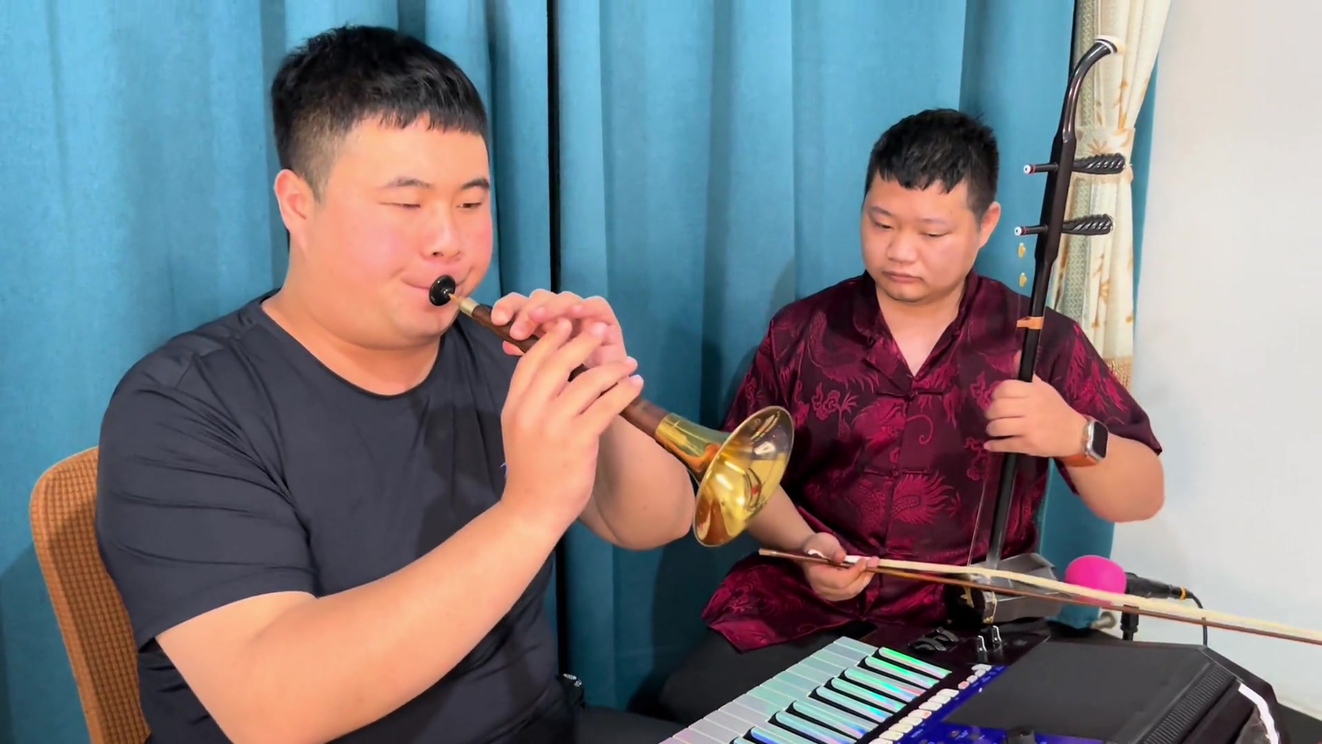 泪蛋蛋两个小伙子吹拉弹现场来一段陕北民歌乐器演奏