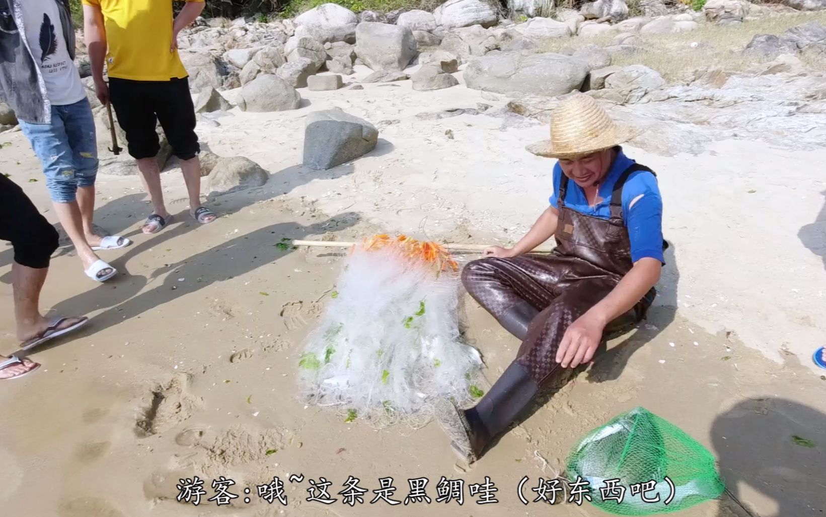 老旺拿大网围住整片海域,一网收获几十斤海鱼,引来众人围观哔哩哔哩bilibili