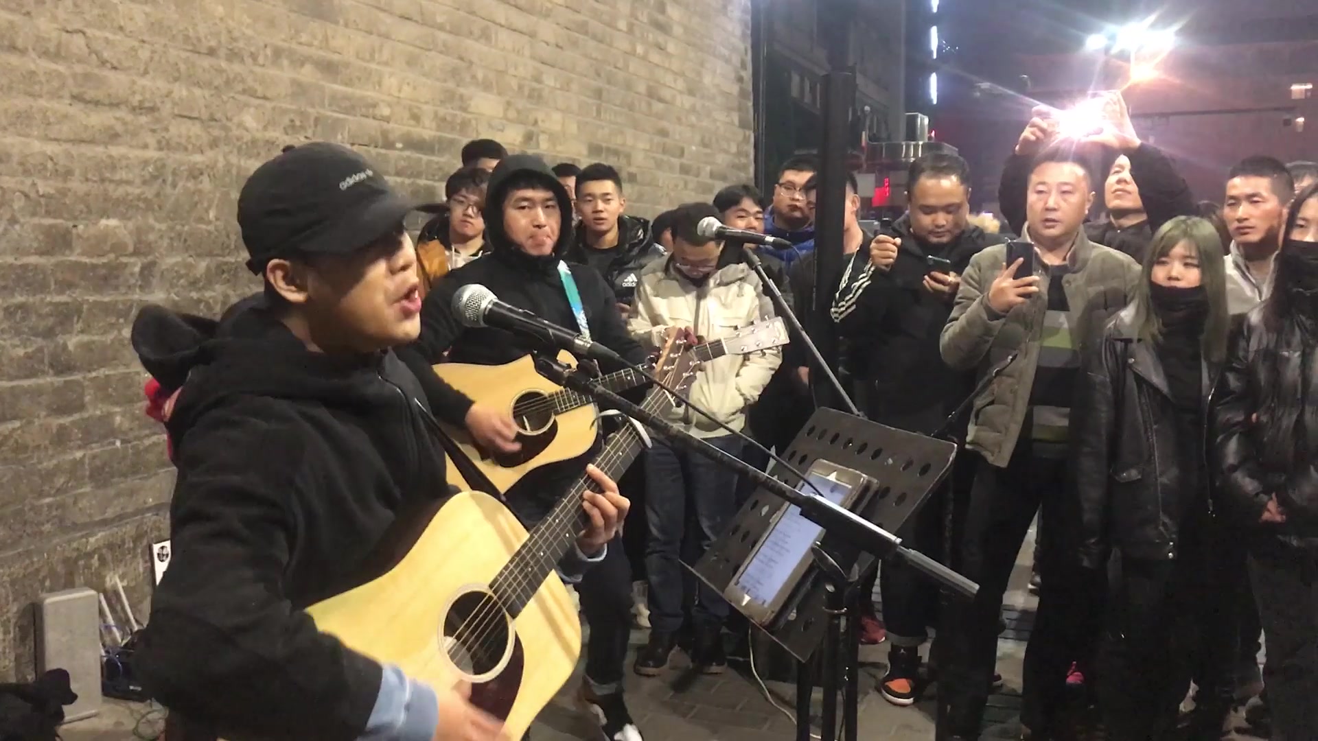 小伙街头弹唱一首赵雷的《画》这唱功绝了,唱出他所向往的生活!