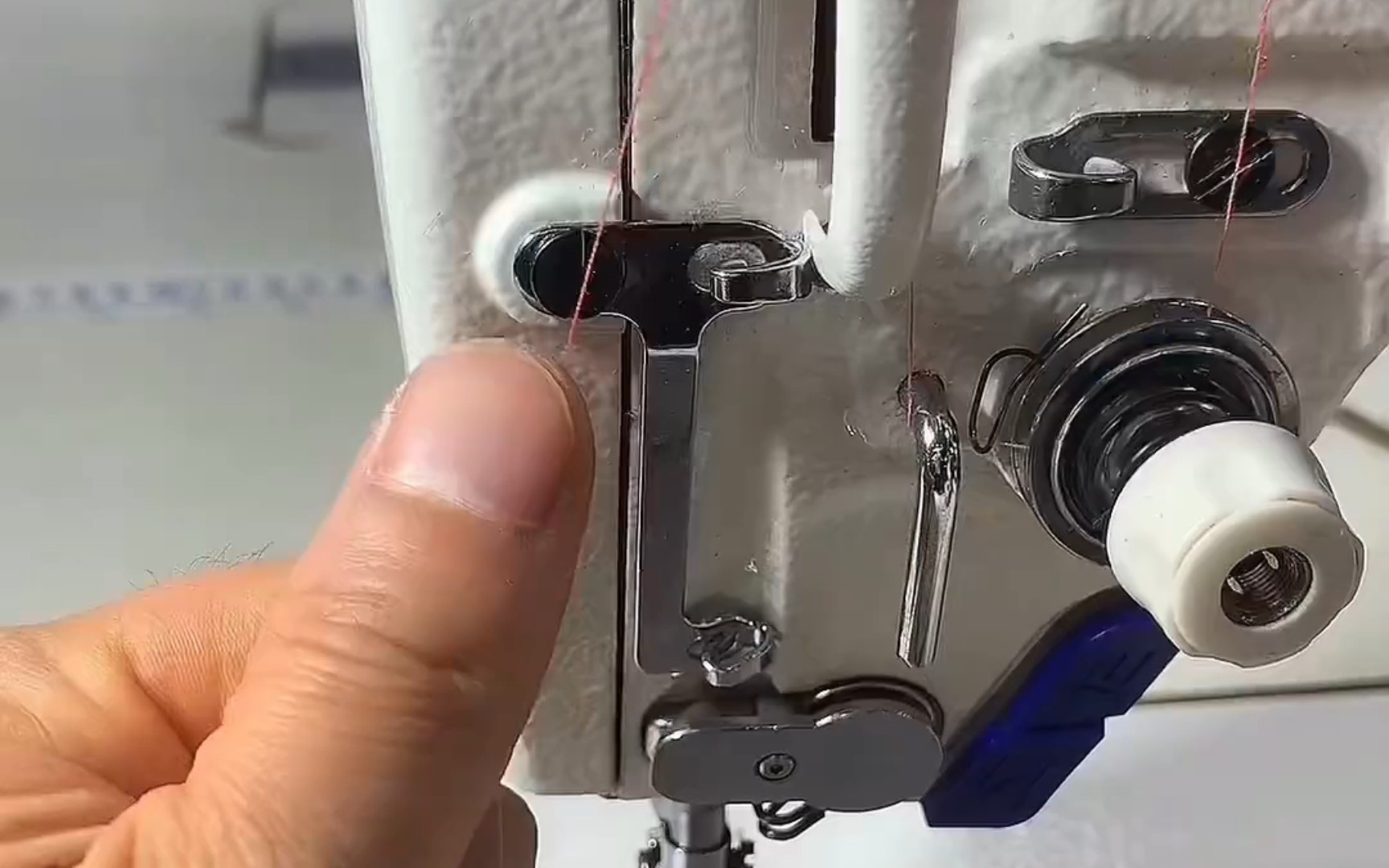 三针五线绷缝机穿线图图片
