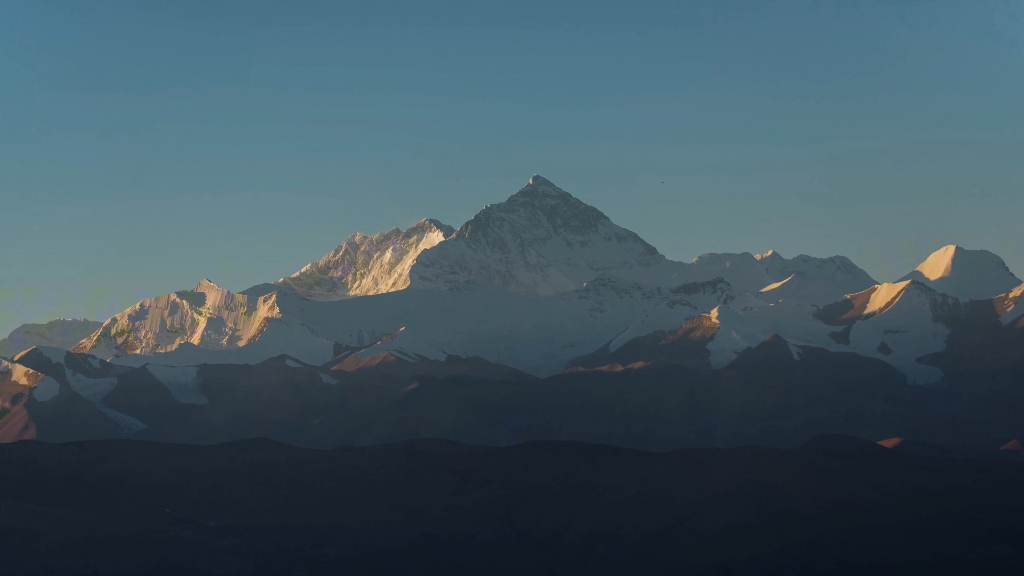 海拔5300米零下20度,蹲守珠峰的日照金山,世界第一和世界第四高峰同框