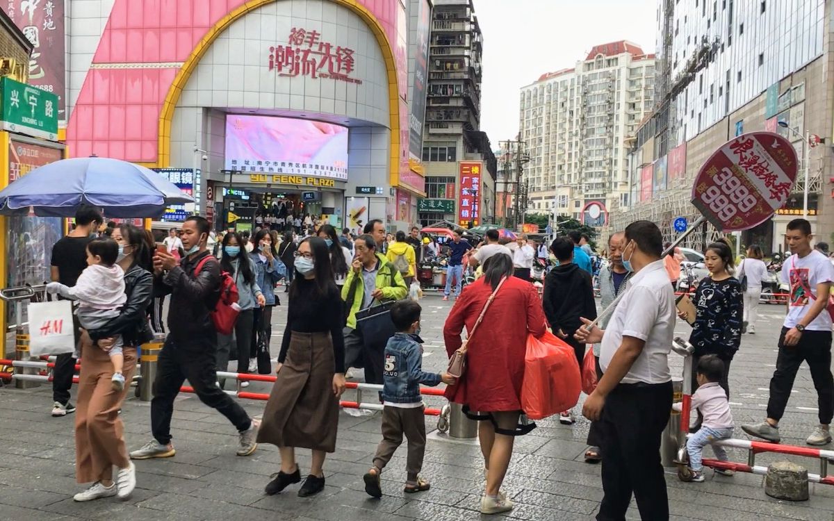 南宁步行街人潮汹涌只逛街不购物老板说生意很难做