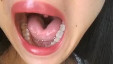 女大学生宿舍自我口腔检查  健康自查 口腔舌头牙齿喉咙展示42 关爱牙齿健康 无不良引导