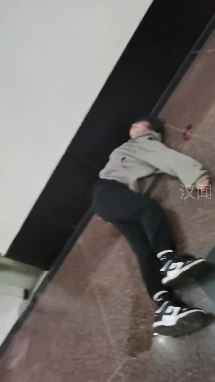 女子倒地不起,行人见此上前问候!疑因见网友醉酒引起?