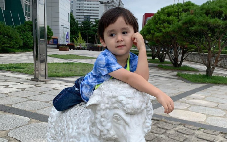 【本特利】[0729 ins 更新]努力摆拍的本本,可可爱爱