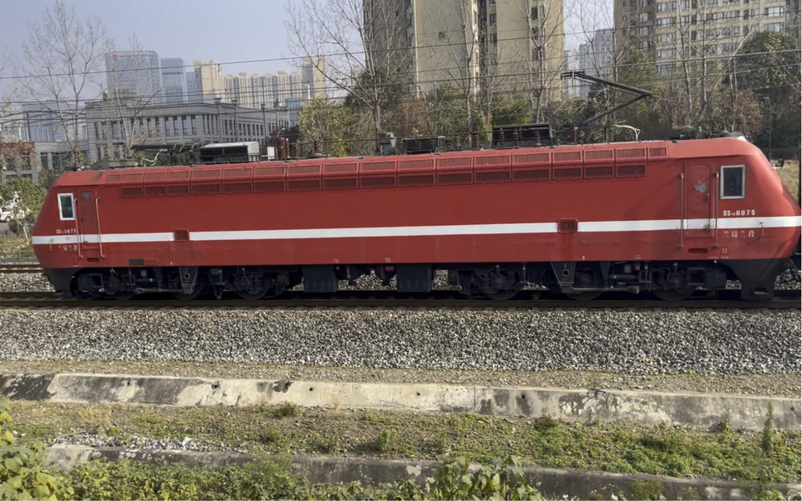 本务兰局兰段ss7e-0075,车底乌局库段dc600v集便25g型客车担当,成昆