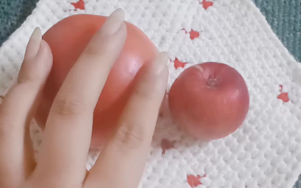 你们要看的水果和指甲的碰撞.