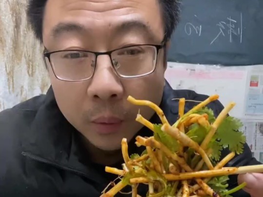孙校长直播又恰到米了,今天吃个猪耳朵加鱼腥草,特别有食欲