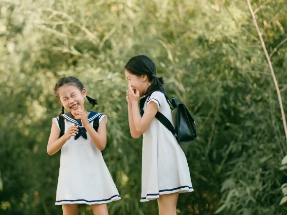 少女心爆棚!双胞胎姐妹花玩转童年时光