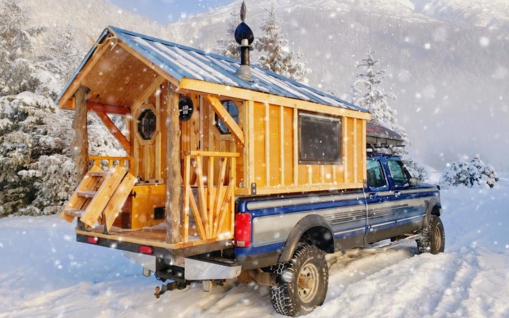 小伙自建房车,把木屋建造在了自己的汽车上,开着它四处露营