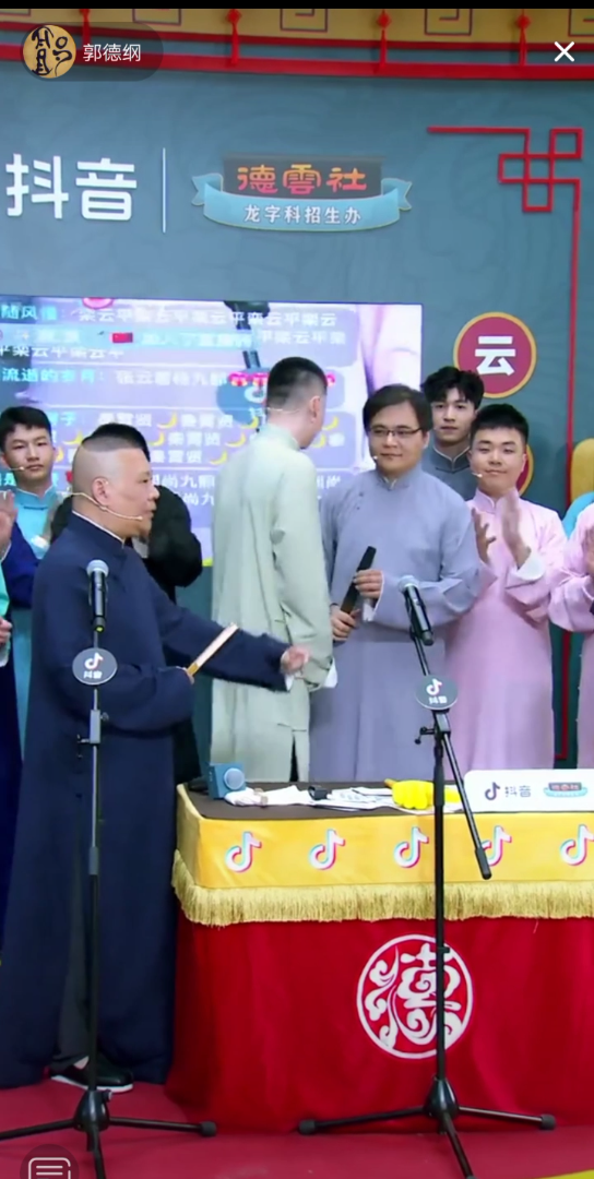 师傅身边乖乖的小辫儿,很温馨的一幕