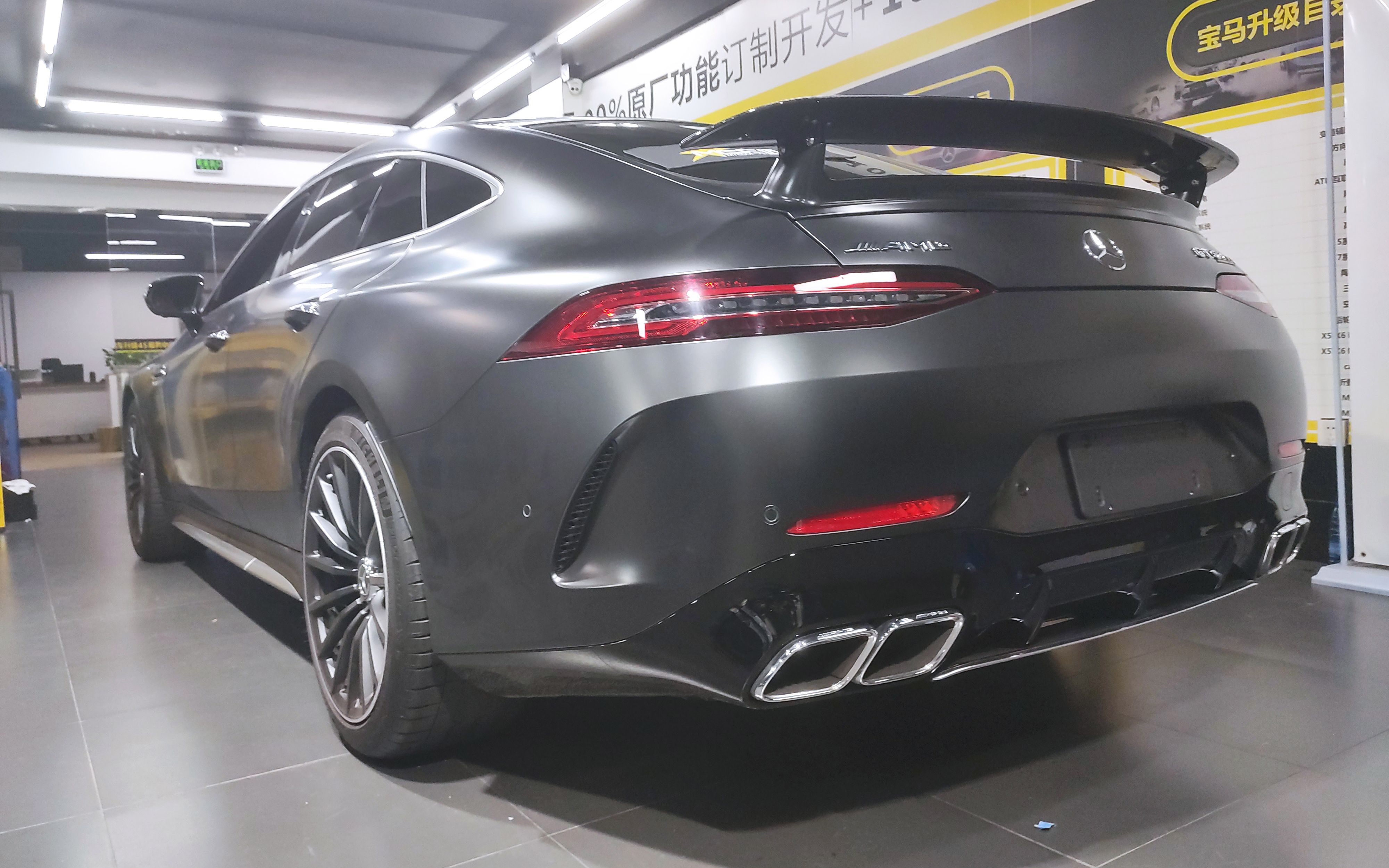 改装分享——奔驰gt63 s改装原厂碳纤维固定尾翼