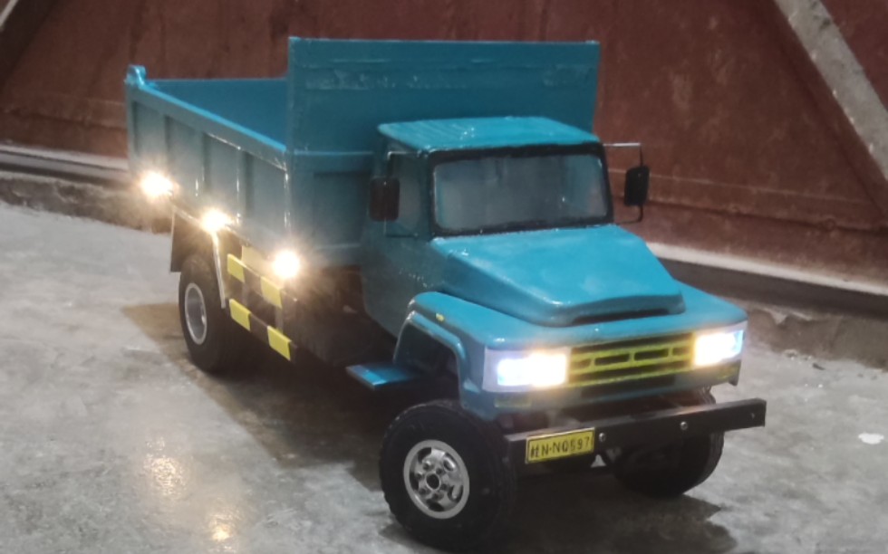 莽牛军卡改装自卸车