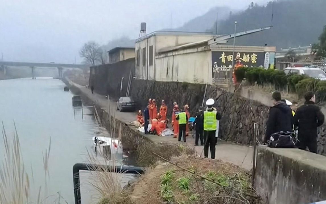 浙江丽水1家4口驾车不慎坠河,医生称3个大人溺水身亡,孩子转院抢救哔哩哔哩bilibili