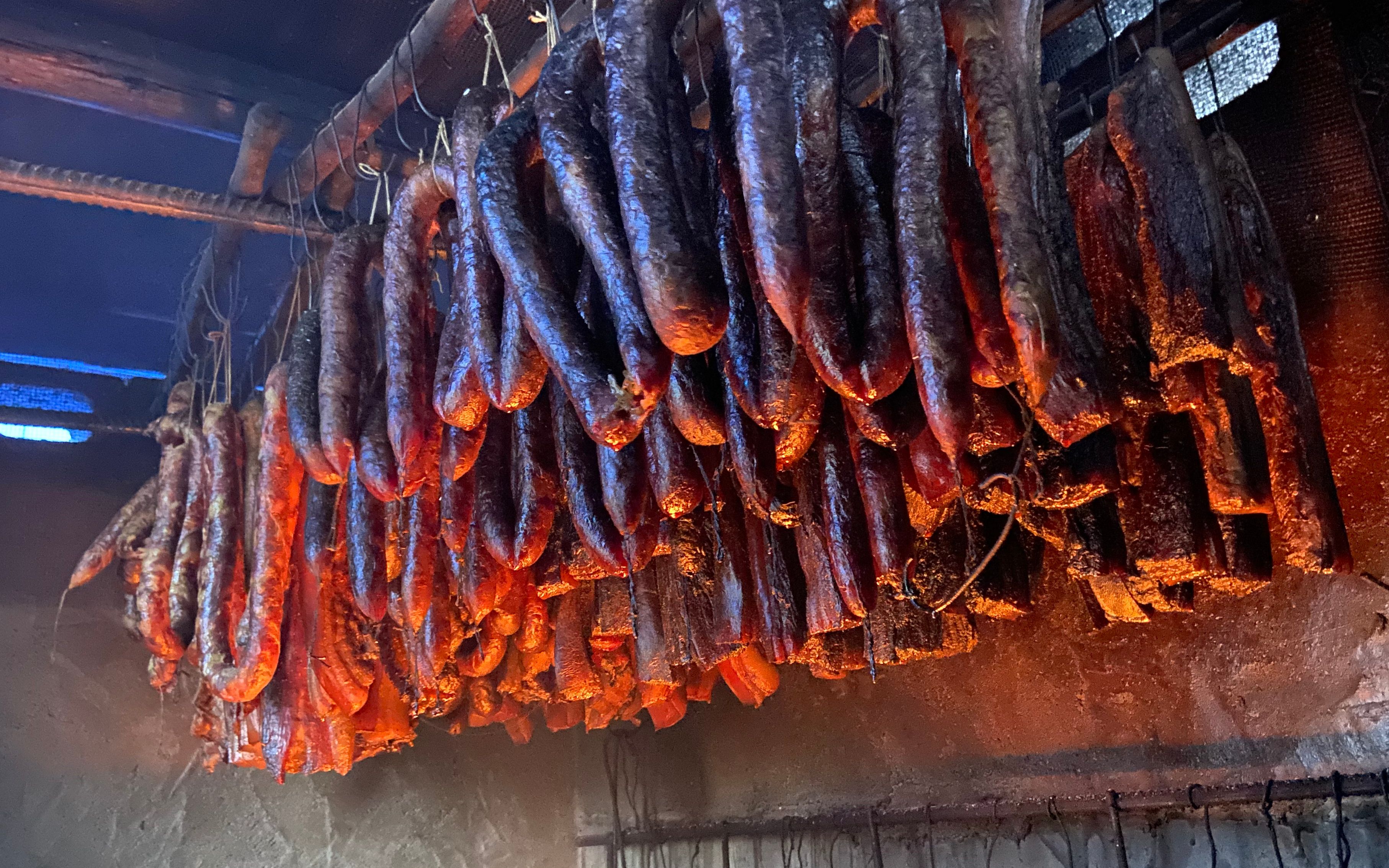 为了熏好这些腊肉腊肠阿哥和家人要经常去山里砍柴