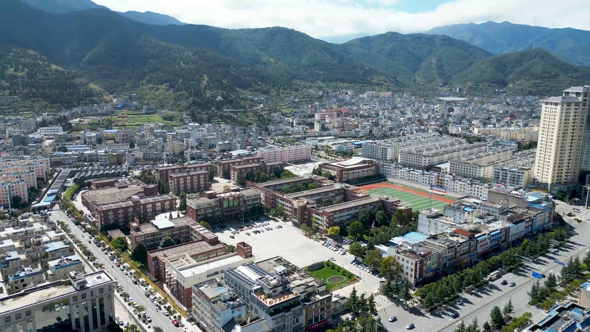 会泽县实验高级中学一所建成招生20余年的完全中学