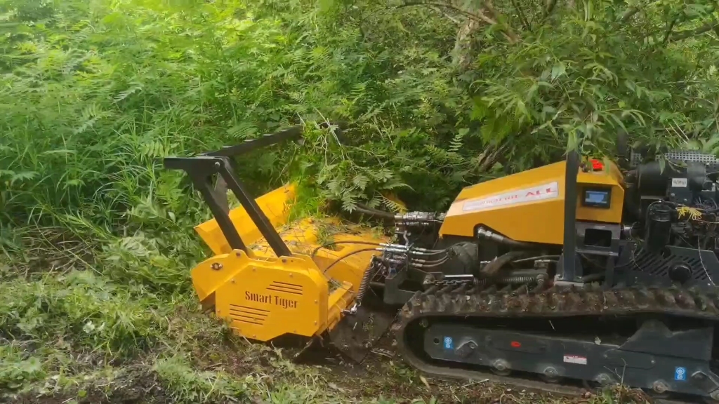 用于粉碎树木,灌木,开辟防火隔离带的遥控拓荒机