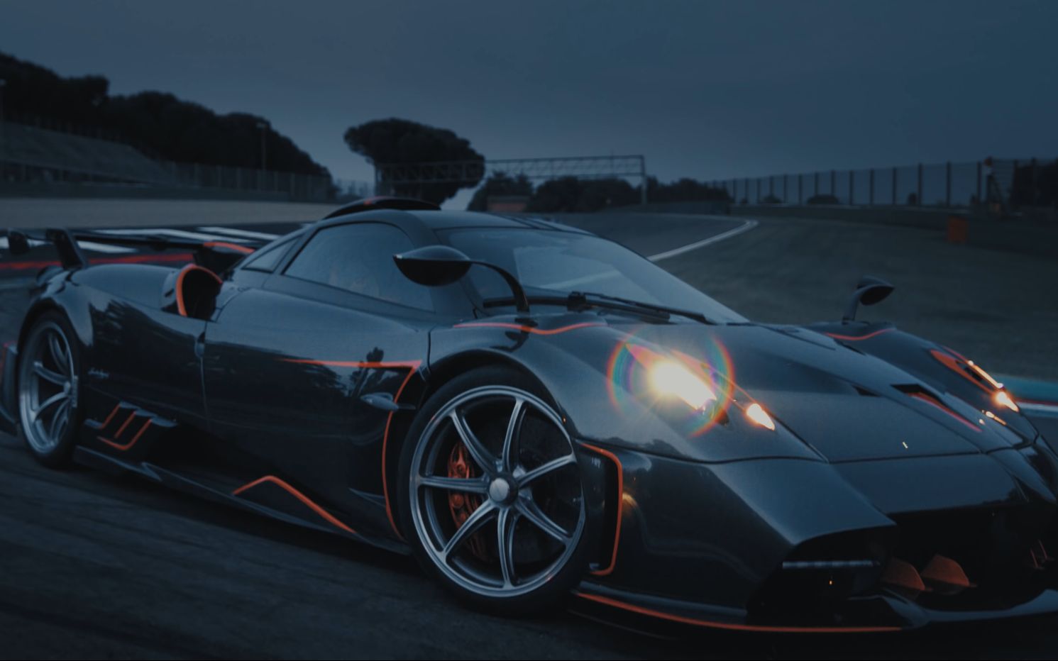 帕加尼在伊莫拉-赛车场体验道路技术的动力_哔哩哔哩_bilibili