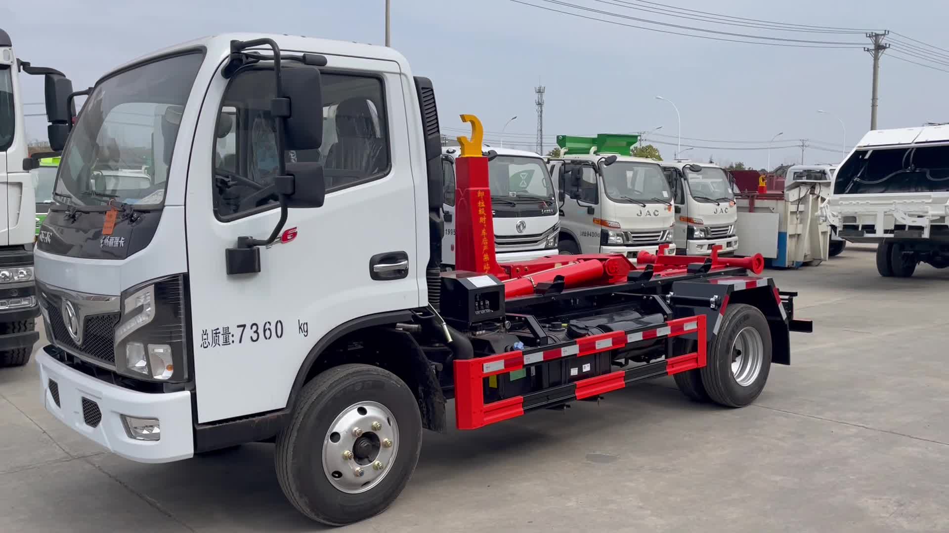 东风福瑞卡国六8-10吨车厢可卸式勾臂垃圾清运车 配6方建筑垃圾箱