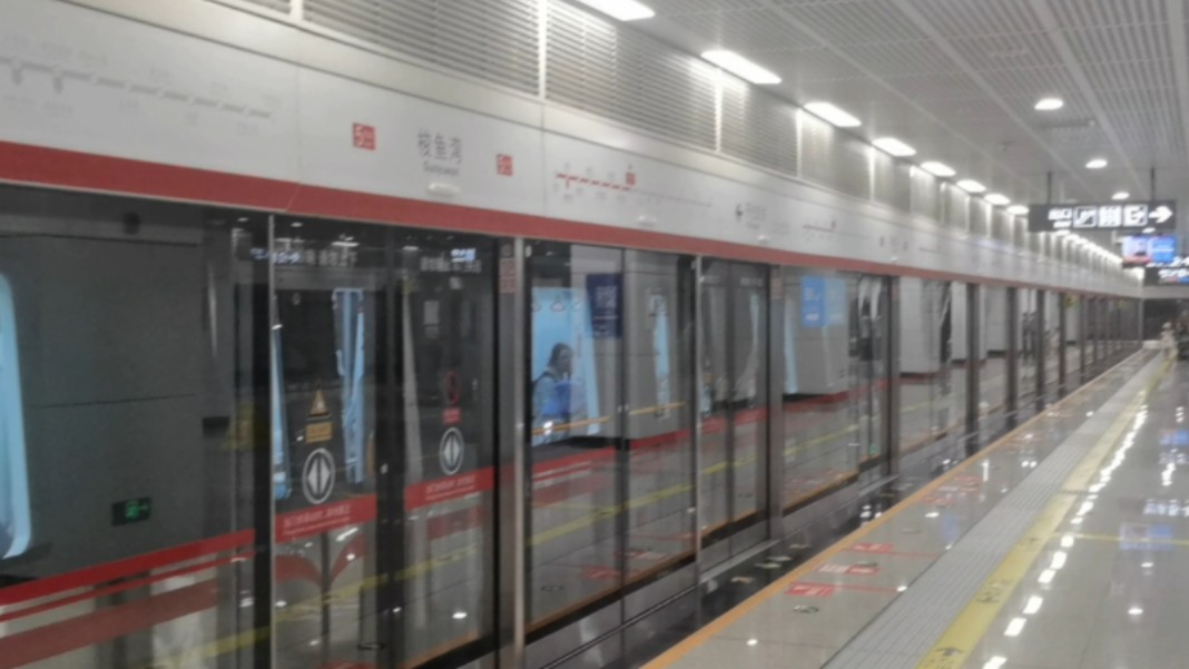 中铁大连地铁5号线列车上行出梭鱼湾站