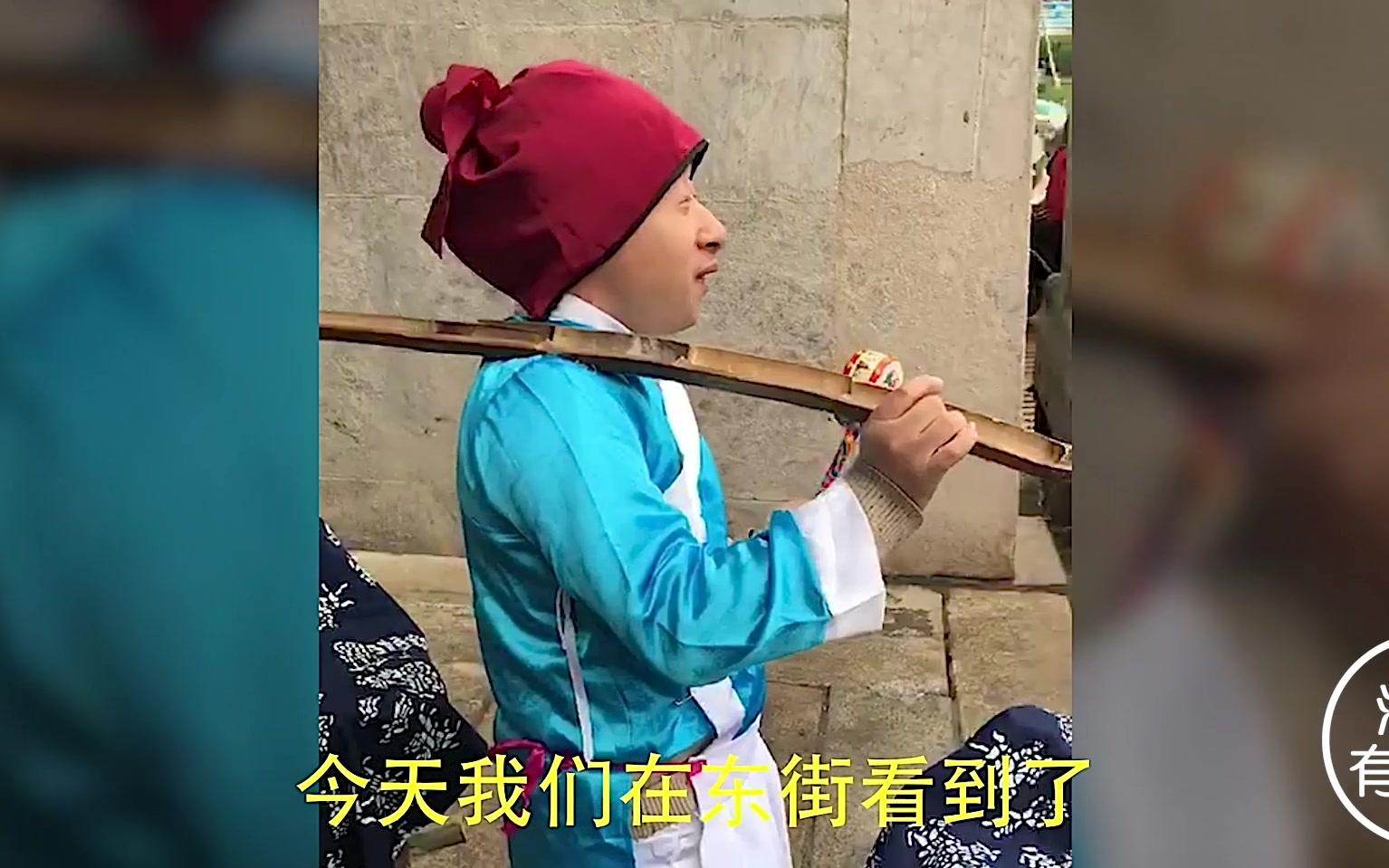 浦江东街看到了武大郎!他居然挑着担子在卖烧饼