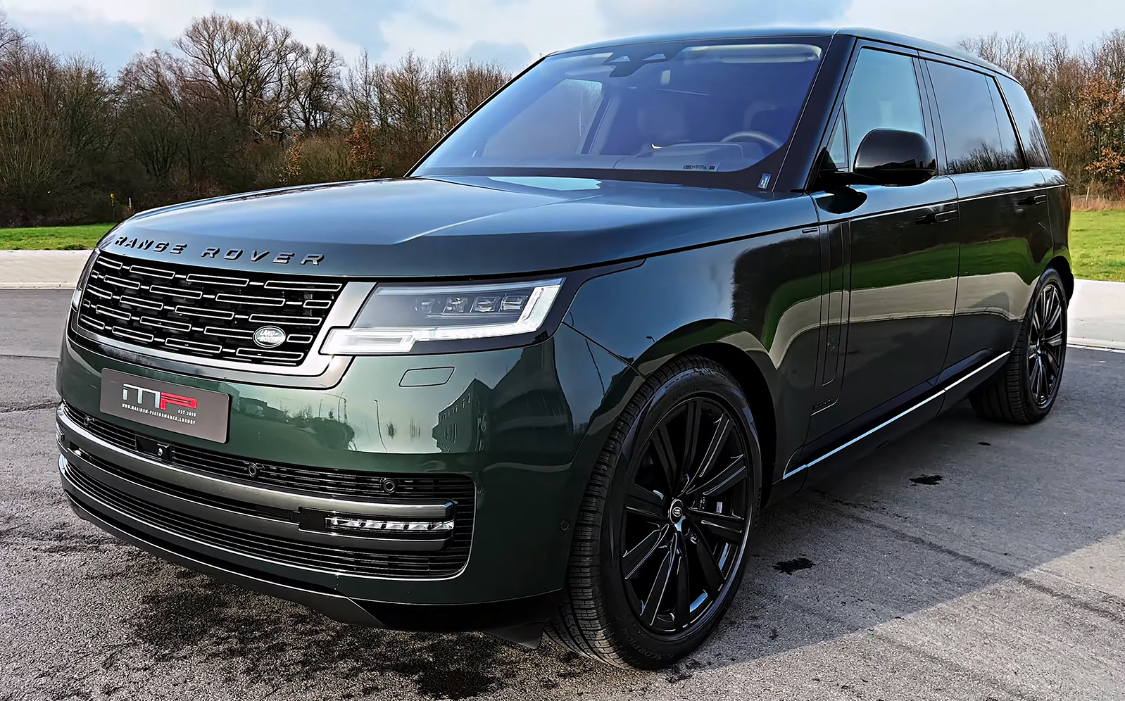 【medcars】门店实拍 路虎揽胜行政 巅峰创世加长版 贝尔维亚绿 2023