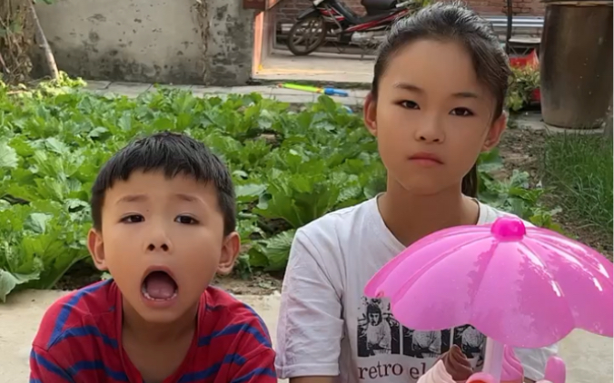 两个小朋友因为抢玩具打起来了,大家猜猜他们最后谁打过谁了