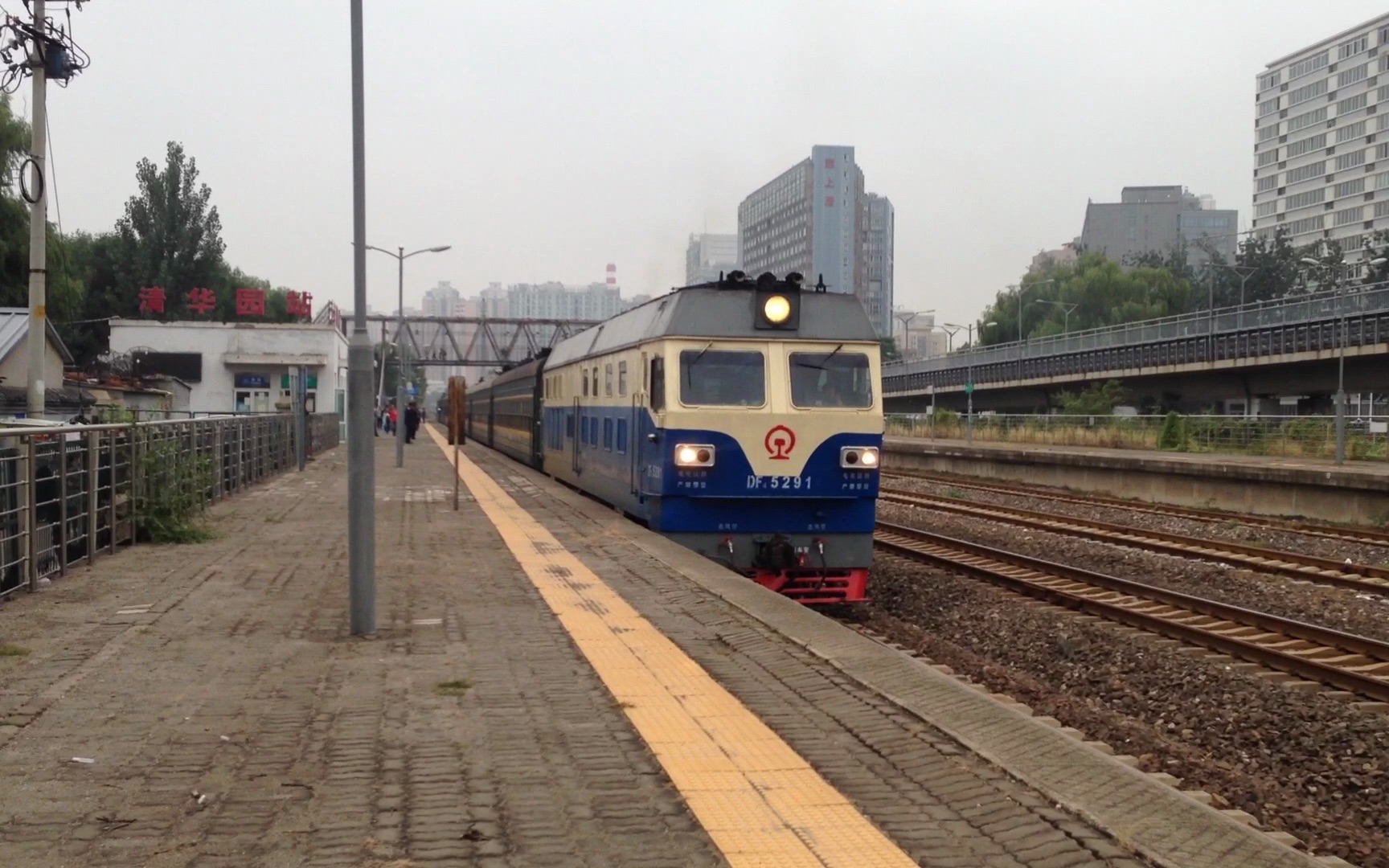 4471次出清华园站(2016年10月)