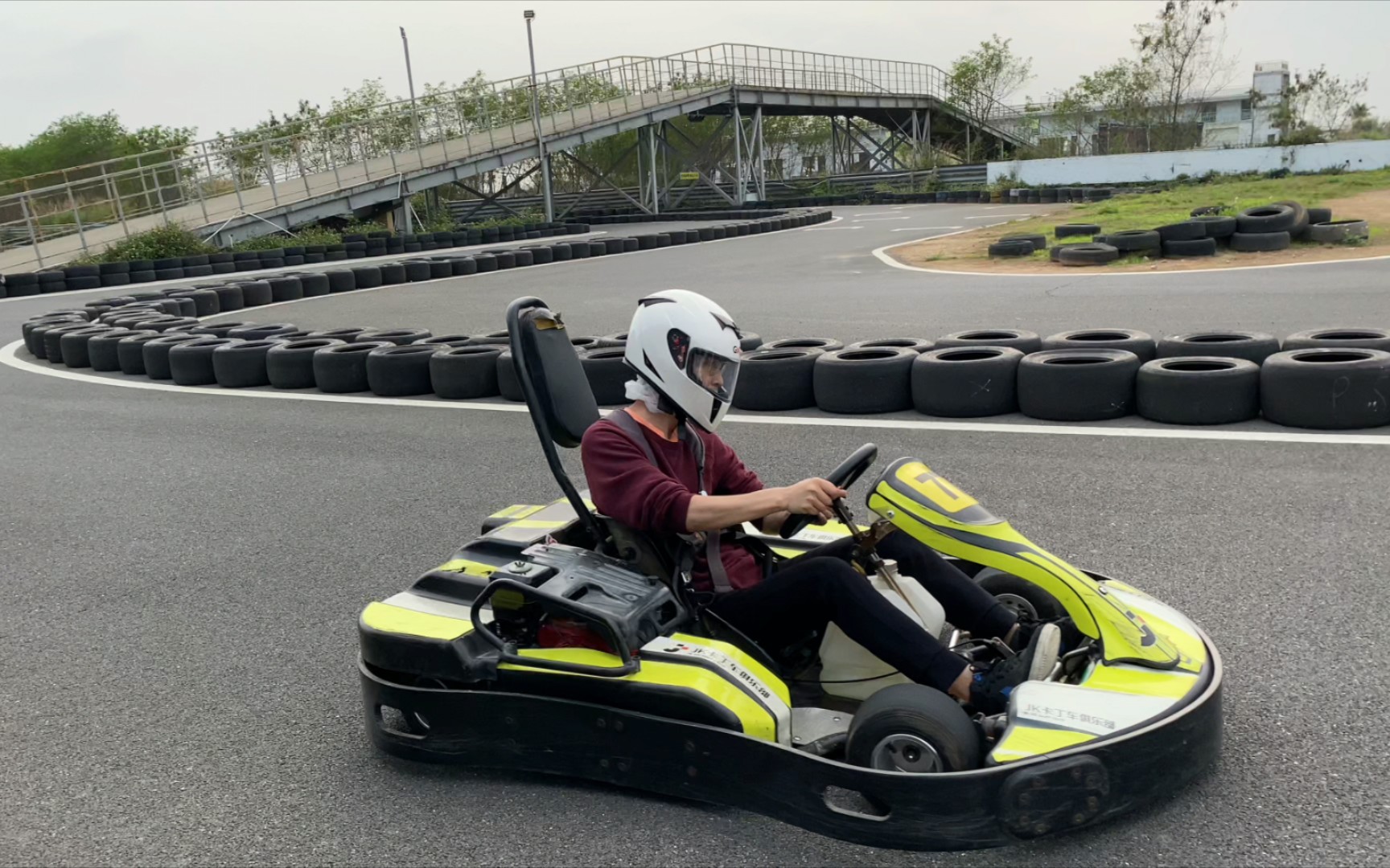 忙里偷闲,珠海gv70试驾场地旁边开卡丁车