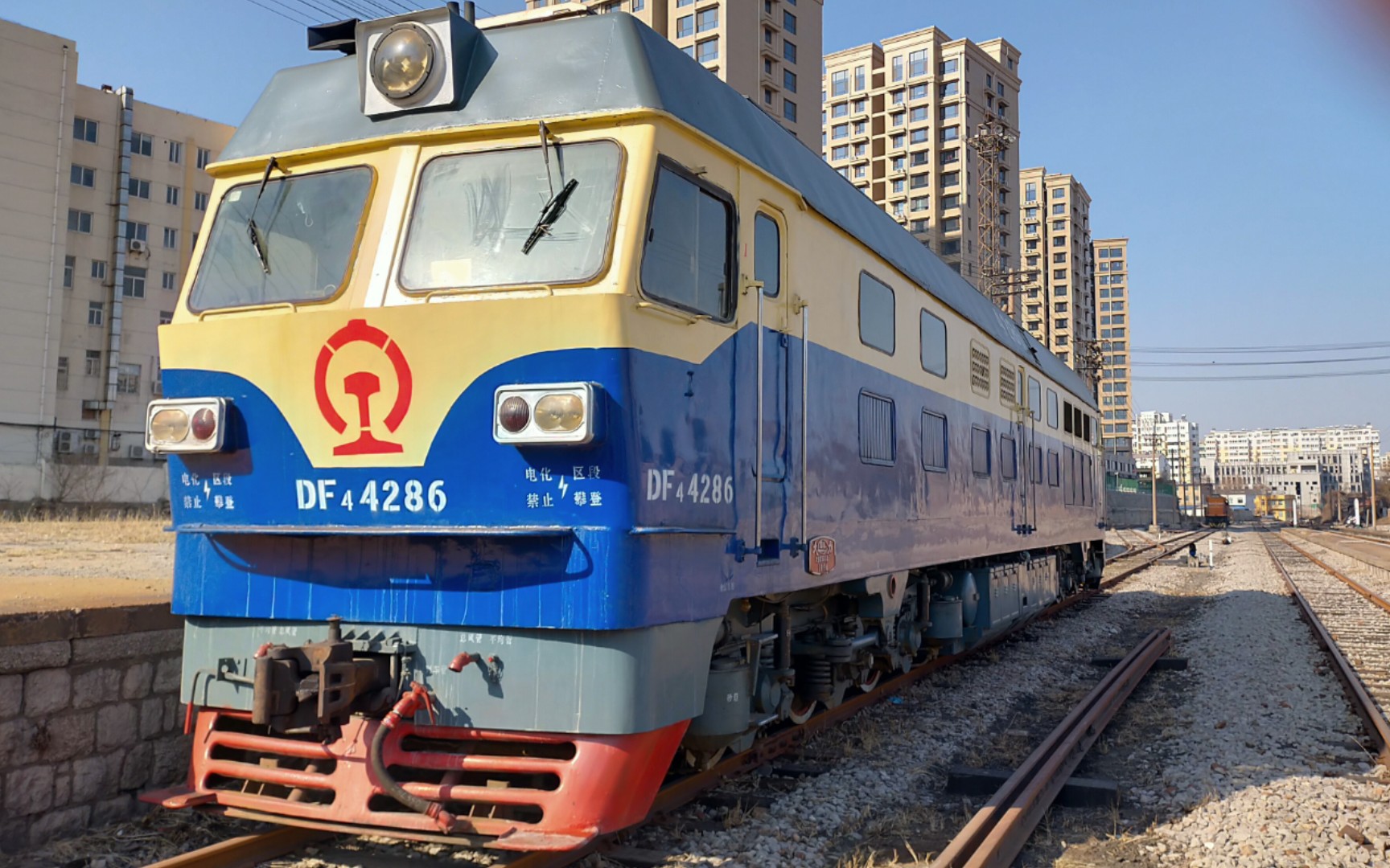 df4c4286hxn3b6004通过张博铁路珑山路桥前往大昆仑站方向