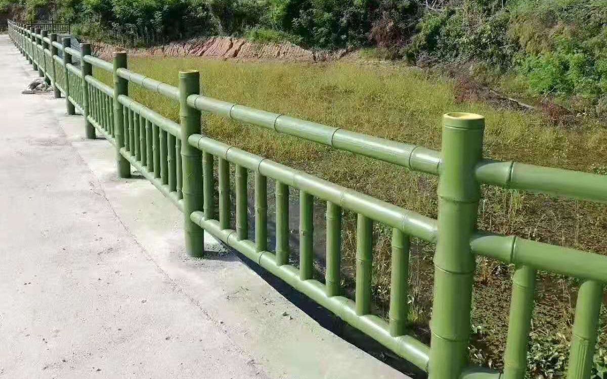 1.8米3-9仿竹梯形栏杆喷漆安装效果视频展示 河道护栏厂家实拍